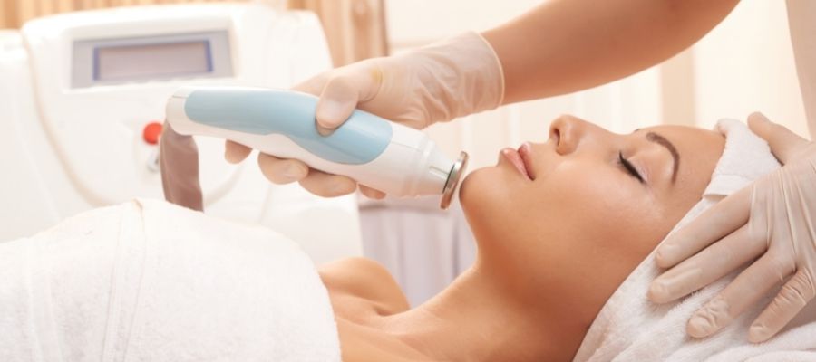 A lady getting Photofacial treatment