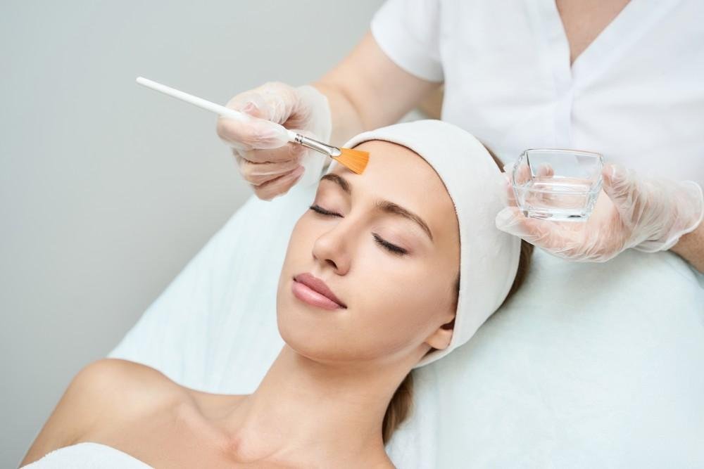 Why Medi-Facials at a Wellness Hub Are Better Than Salon & Parlour Facials