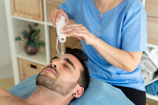 360_F_620719666_VMgliCmqIqTPTBiSYWDcNO9InRMAFdid how regular facials help men prevent acne, ingrown hairs, and dullness